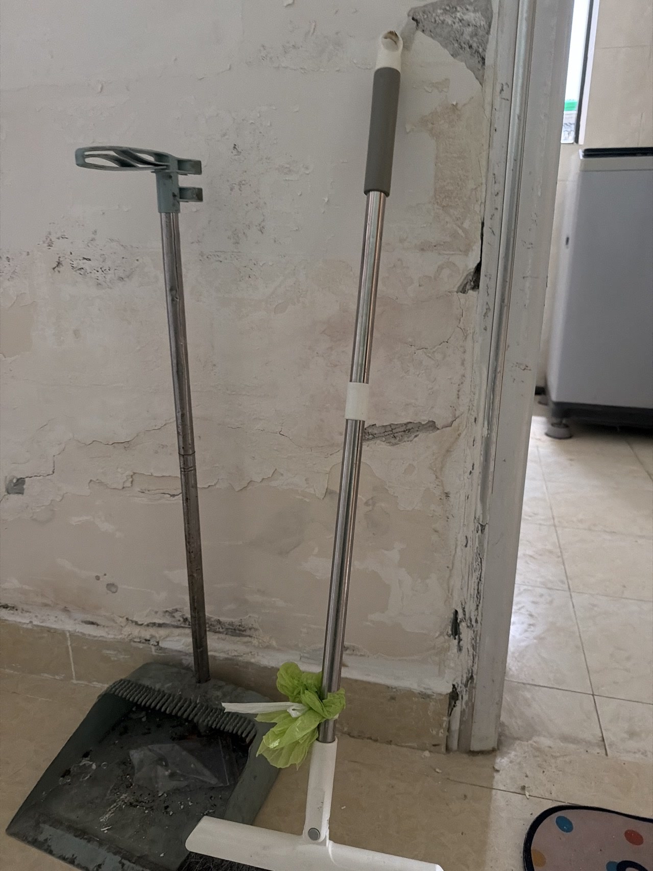 东立国际广场：门口墙面受潮掉皮