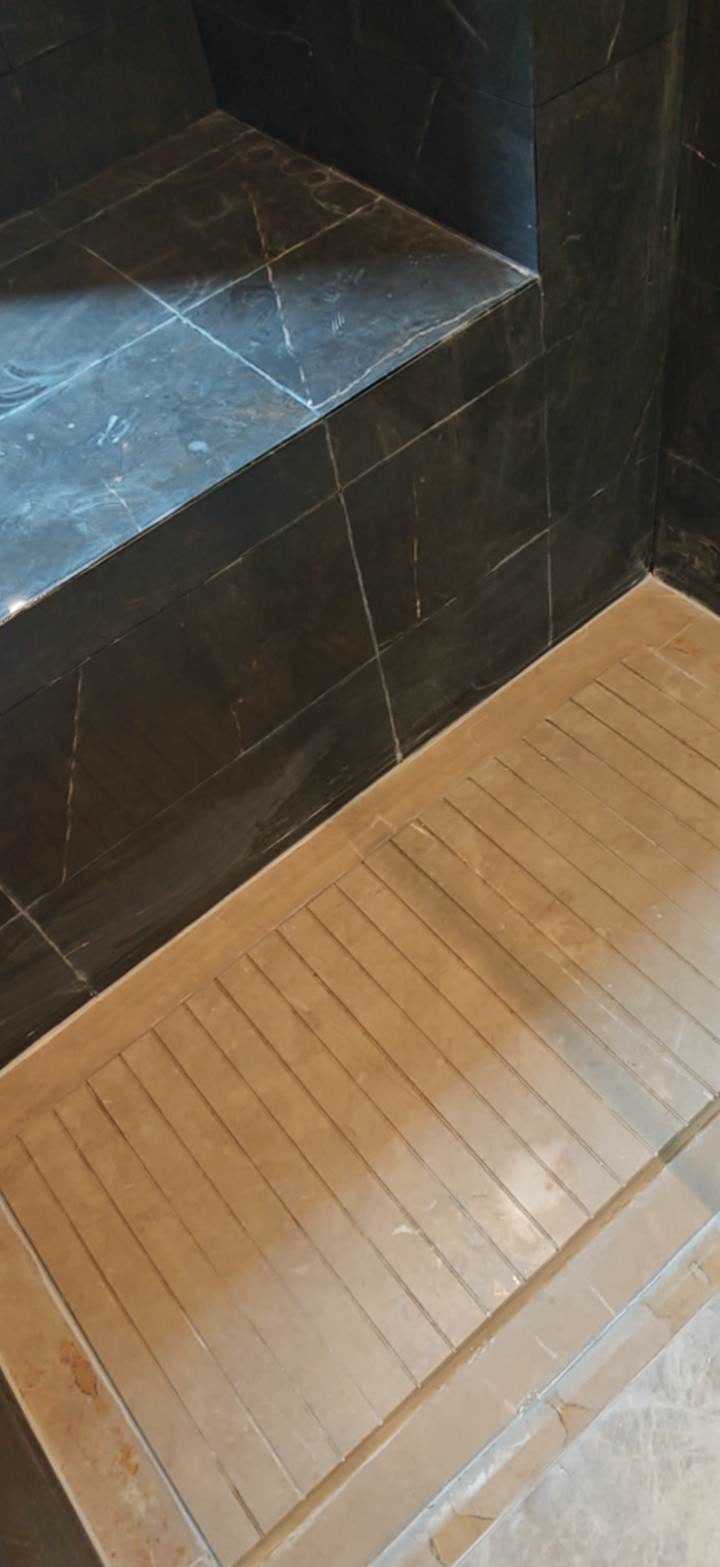 滨江樾府:门口清洁后地面