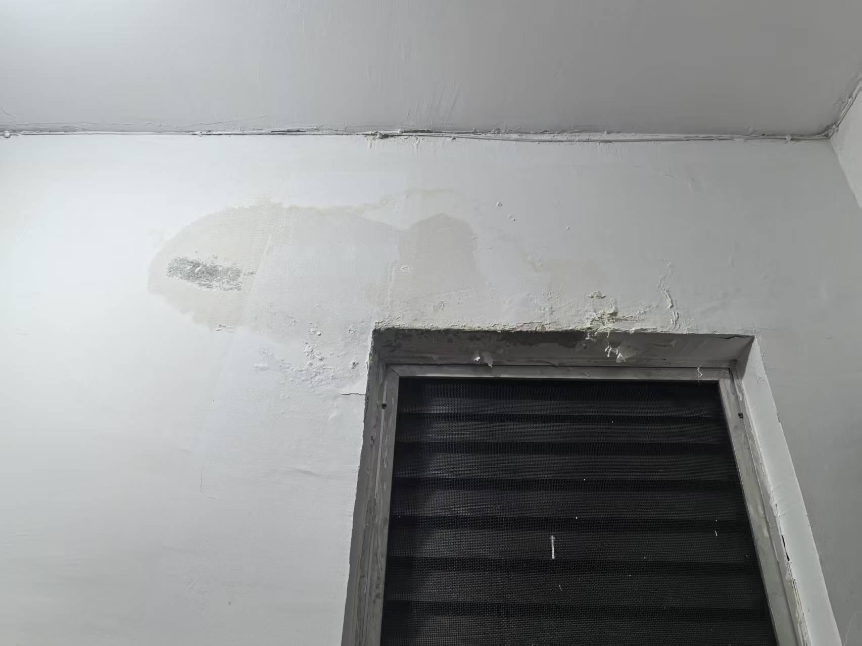 海滨西区：楼下墙顶受潮掉皮