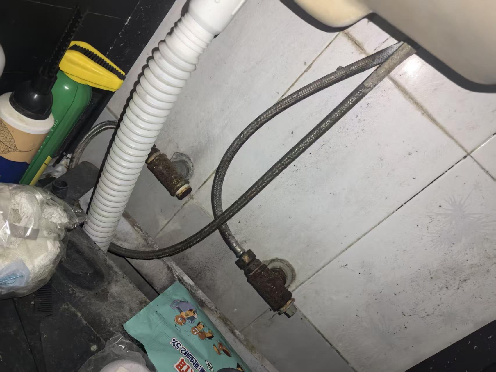 海滨西区:洗手盆下方连接件检查