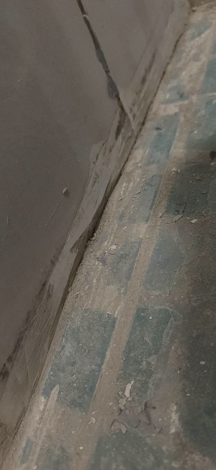 海滨西区:旧地面及缝隙状态