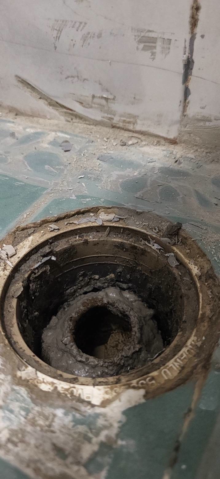 海滨西区:地漏连接处检查