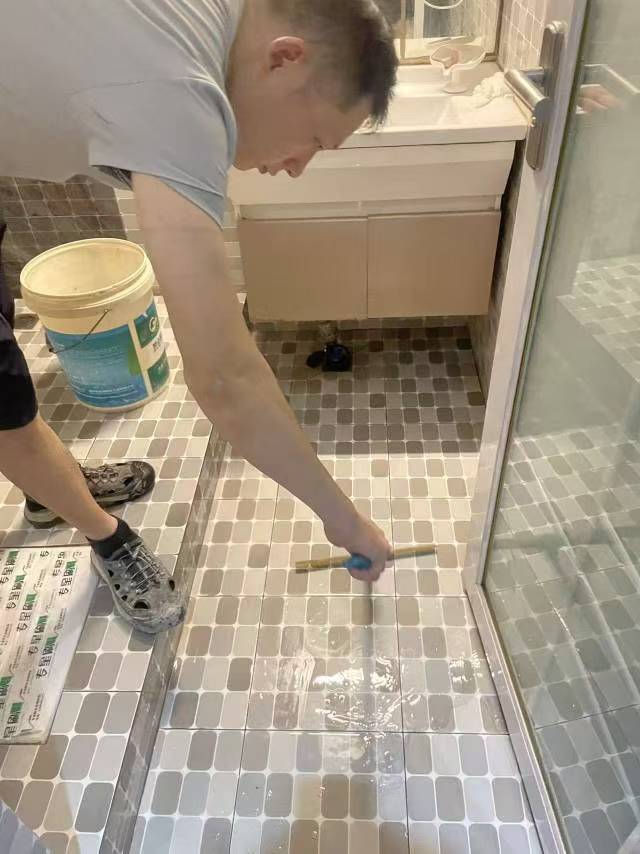 好一修在成都青羊区卫生间进行免砸砖防水施工