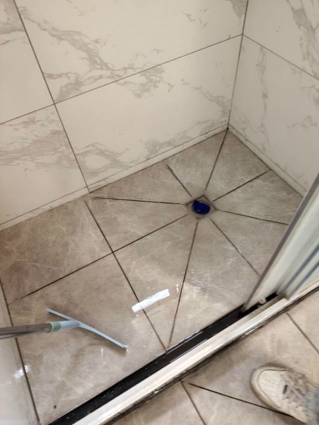 东骏湖景湾:淋浴区施工状态